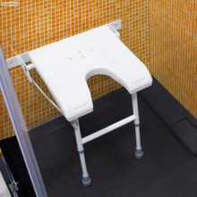 Falra szerelhető, felhajtható zuhanyülés